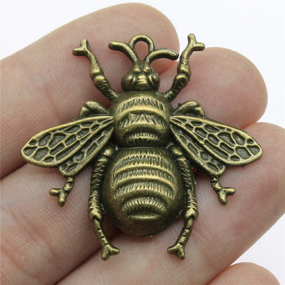 Queen Bee Insect Charm Pendant - Vintage Fashion Stores 评论和价格