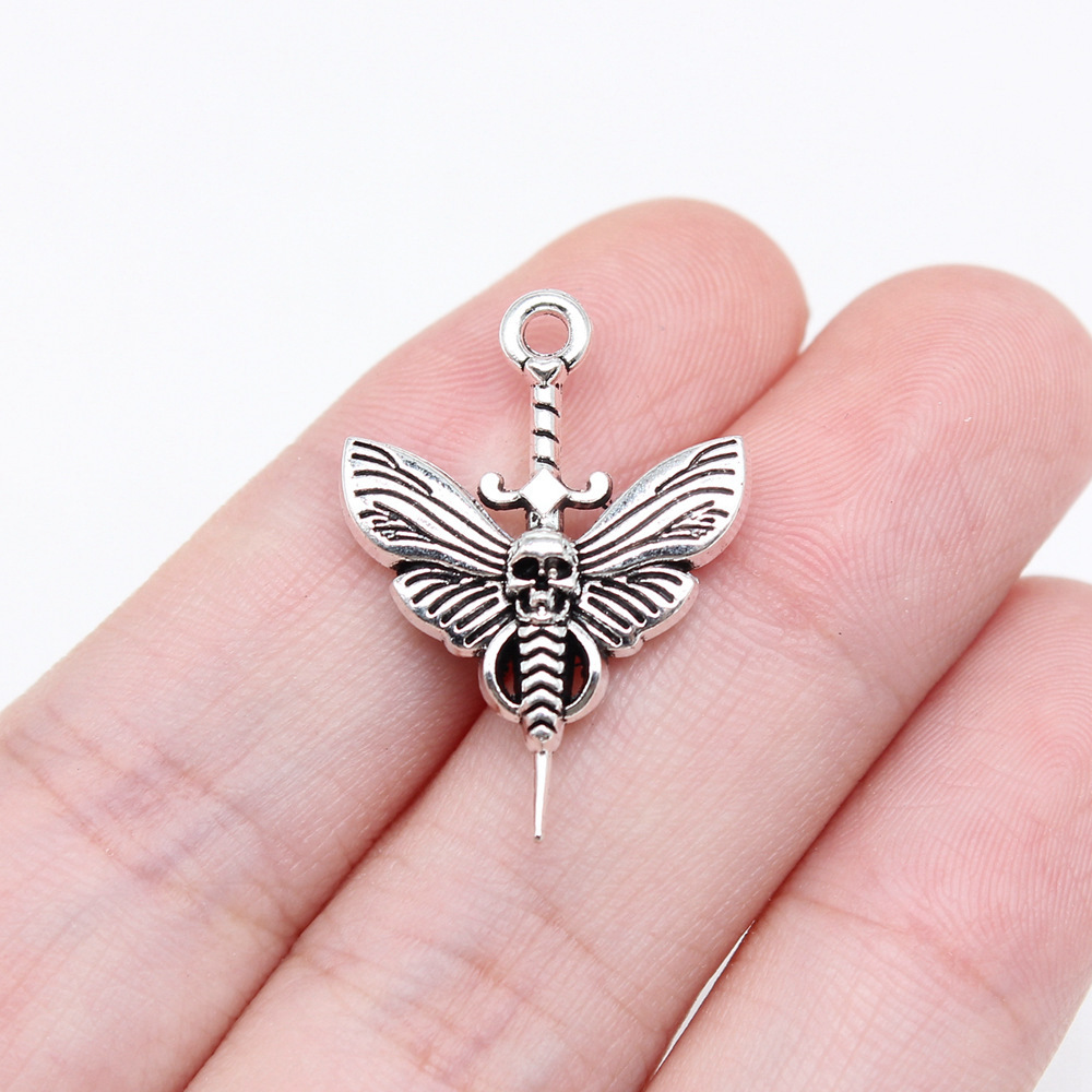 Queen Bee Insect Charm Pendant - Vintage Fashion Stores 评论和价格