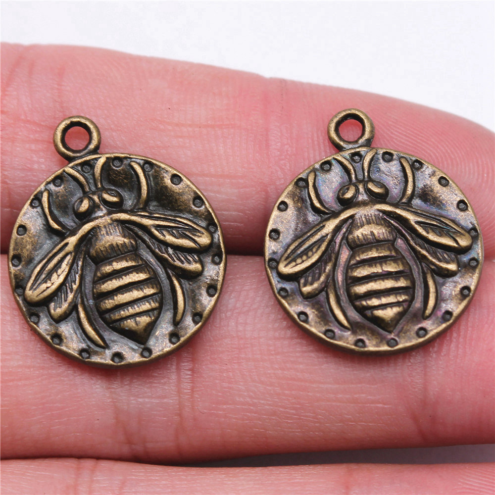 Queen Bee Insect Charm Pendant - Vintage Fashion Stores 评论和价格