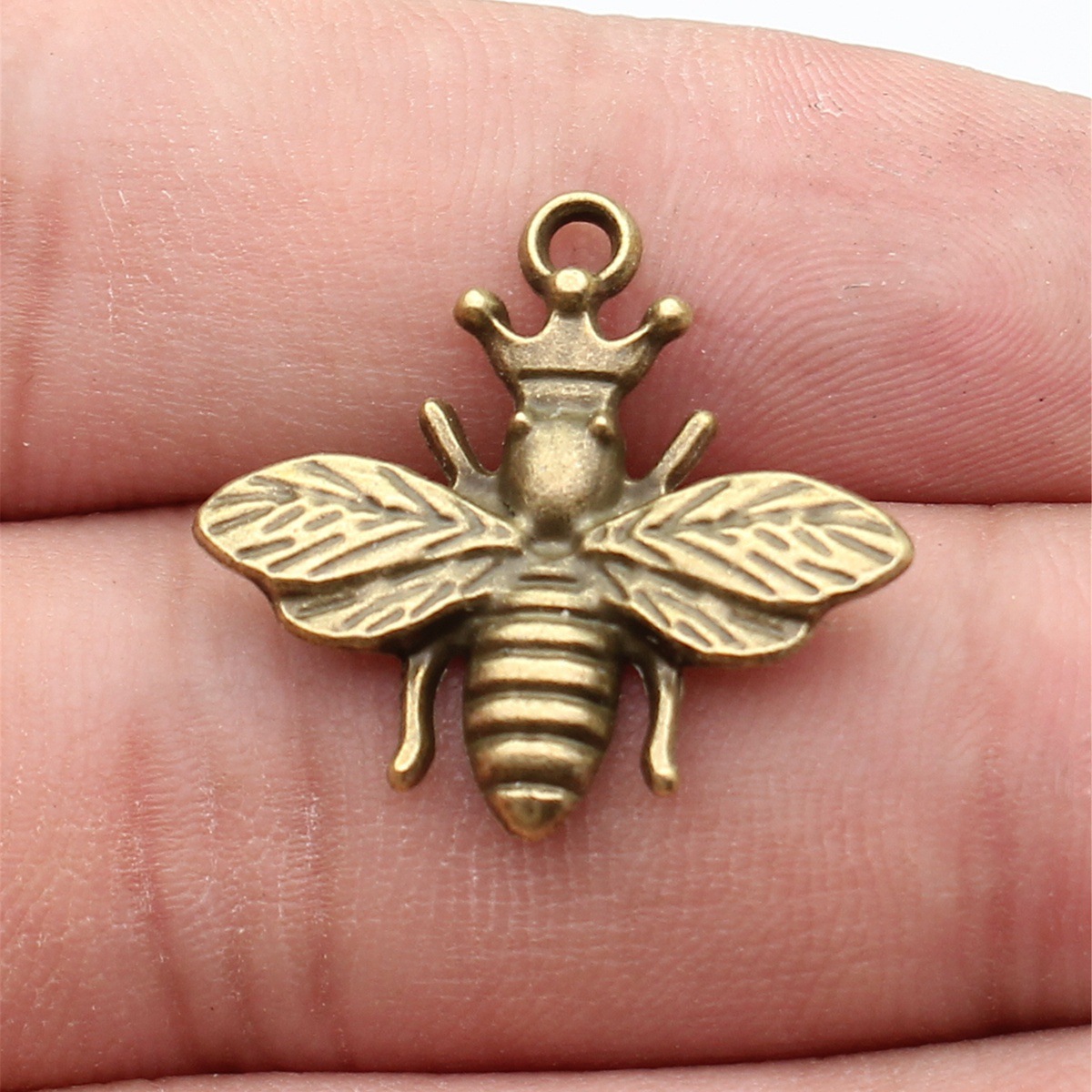 Queen Bee Insect Charm Pendant - Vintage Fashion Stores 评论和价格